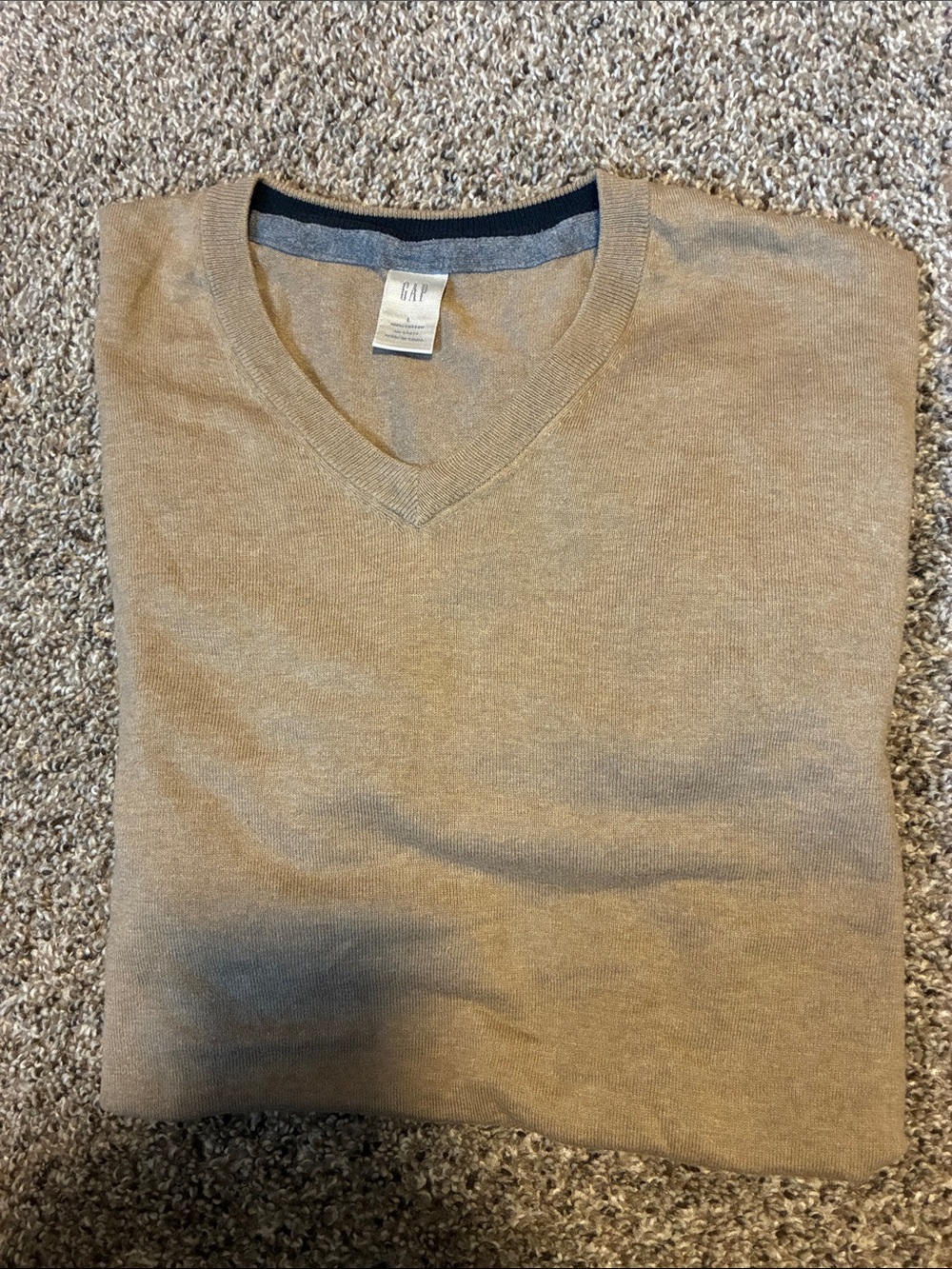 GAP Men's V-Neck Sweater in Tan